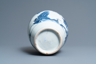 Un vase en porcelaine Arita de Japon en bleu et blanc &agrave; d&eacute;cor d'un paysage, Edo, 17&egrave;me