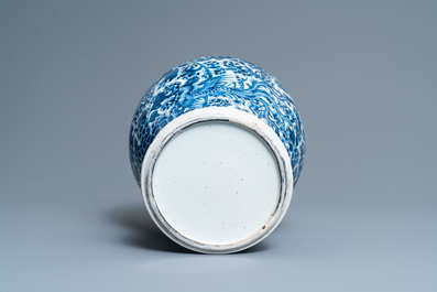 Een Chinese blauw-witte 'feniksen' vaas, Kangxi