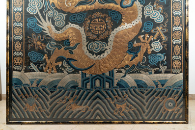 Un grand panneau en broderie de soie et de fil d'or &agrave; d&eacute;cor d'un dragon imp&eacute;rial, Chine, Qing