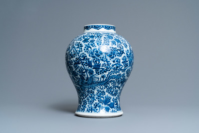 Un vase en porcelaine de Chine en bleu et blanc &agrave; d&eacute;cor de ph&eacute;nix, Kangxi