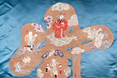 Een Chinees zijden 'Shou' doek met onsterfelijken, 19e eeuw