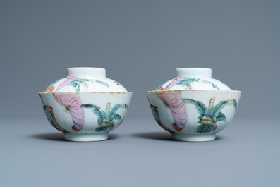 A pair of Chinese qianjiang cai covered bowls on stands, 19/20th C.