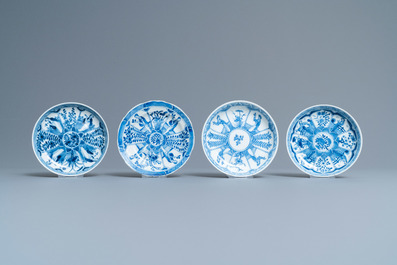 Quarante-six tasses et vingt-cinq soucoupes en porcelaine de Chine en bleu et blanc, divers marques, 19&egrave;me