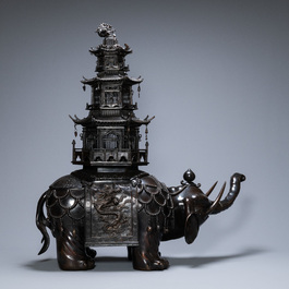 Een monumentale Japanse bronzen wierookbrander in de vorm van een olifant met pagode, Edo/Meiji, 19e eeuw