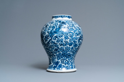 Un vase en porcelaine de Chine en bleu et blanc &agrave; d&eacute;cor de ph&eacute;nix, Kangxi