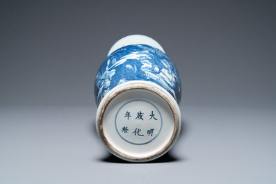 Un grand vase de forme 'yenyen' en porcelaine de Chine en bleu et blanc, Kangxi