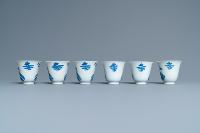 Six tasses et soucoupes en porcelaine de Chine en bleu et blanc, 19&egrave;me