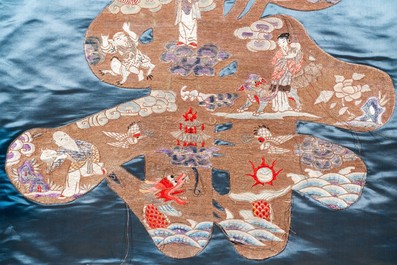 Een Chinees zijden 'Shou' doek met onsterfelijken, 19e eeuw