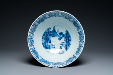 Un bol de taille exceptionelle en porcelaine de Chine en bleu et blanc, Kangxi