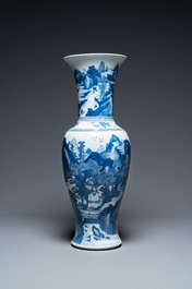 Un grand vase de forme 'yenyen' en porcelaine de Chine en bleu et blanc, Kangxi