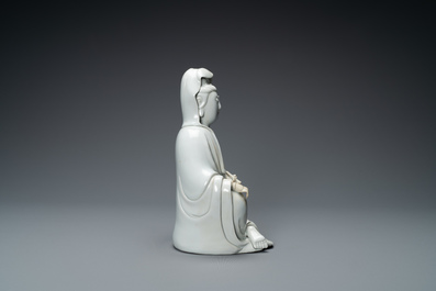 Een Chinese Dehua blanc de Chine figuur van Guanyin, 18/19e eeuw