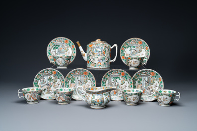 Un service &agrave; th&eacute; de 14 pi&egrave;ces en porcelaine de Chine famille verte de Canton dans son coffret de pr&eacute;sentation, 19&egrave;me