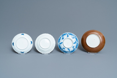 Neuf soucoupes et six tasses en porcelaine de Chine en bleu et blanc et famille rose, Kangxi/Qianlong