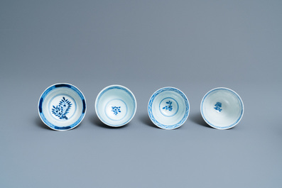 Quarante-six tasses et vingt-cinq soucoupes en porcelaine de Chine en bleu et blanc, divers marques, 19&egrave;me