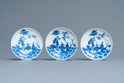 Six tasses et soucoupes en porcelaine de Chine en bleu et blanc, 19&egrave;me