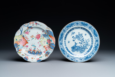 Een Chinees famille rose 'tabaksbladeren' bord en een blauw-wit met konijnen, Qianlong