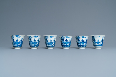 Six tasses et soucoupes en porcelaine de Chine en bleu et blanc, 19&egrave;me