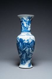 Een grote Chinese blauw-witte 'yenyen' vaas met figuren in een bergachtig landschap, Kangxi