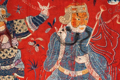 Une toile en feutre rouge &agrave; broderie en soie de figures, Chine, 19&egrave;me