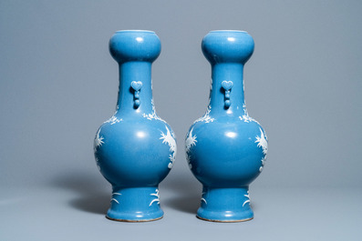 Une paire de vases en porcelaine de Chine en bleu monochrome d&eacute;cor&eacute;s en engobe blanche, Chine, 19&egrave;me