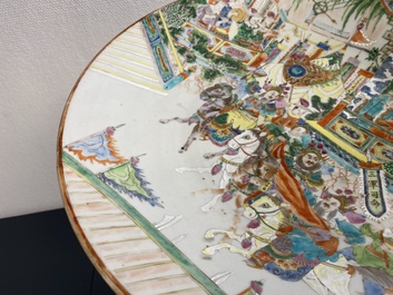 Un grand plat en porcelaine de Chine famille rose de Canton, 19&egrave;me