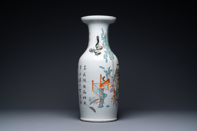 A Chinese qianjiang cai vase with peach handles, 19/20th C.