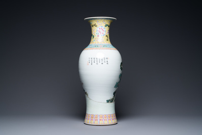 Un vase en porcelaine de Chine famille rose, marque de Qianlong, R&eacute;publique