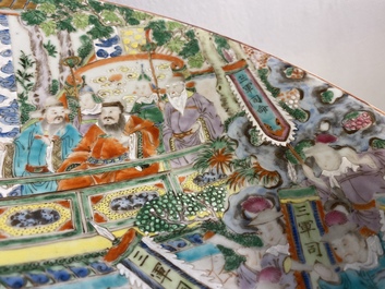 Un grand plat en porcelaine de Chine famille rose de Canton, 19&egrave;me