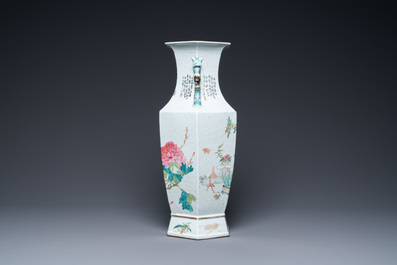 Un vase de forme hexagonale en porcelaine de Chine qianjiang cai &agrave; d&eacute;cor d'antiquit&eacute;s, 19&egrave;me