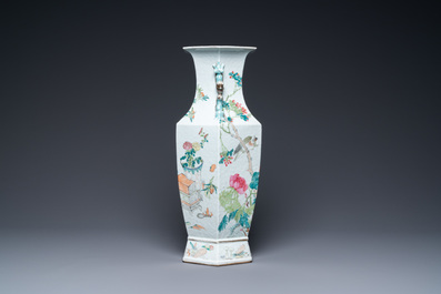 Un vase de forme hexagonale en porcelaine de Chine qianjiang cai &agrave; d&eacute;cor d'antiquit&eacute;s, 19&egrave;me