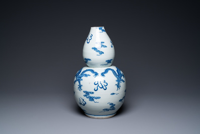 Un vase de forme double gourde en porcelaine de Chine en bleu et blanc &agrave; d&eacute;cor de dragons, Qianlong