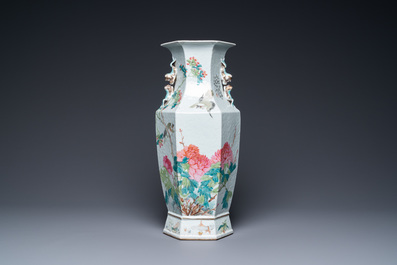 Un vase de forme hexagonale en porcelaine de Chine qianjiang cai &agrave; d&eacute;cor d'antiquit&eacute;s, 19&egrave;me