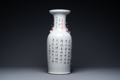 Un vase en porcelaine de Chine qianjiang cai aux anses en forme de p&ecirc;ches, 19/20&egrave;me