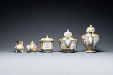 Un service &agrave; th&eacute; de 27 pi&egrave;ces en porcelaine de Chine famille rose de Canton armori&eacute;e aux armes d'Ormiston pour le march&eacute; &eacute;cossais, 19&egrave;me