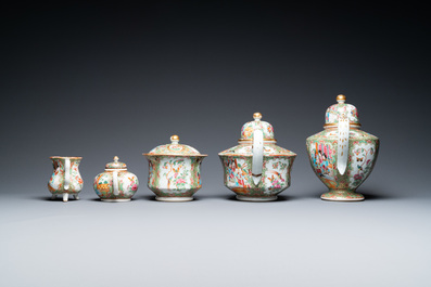 Un service &agrave; th&eacute; de 27 pi&egrave;ces en porcelaine de Chine famille rose de Canton armori&eacute;e aux armes d'Ormiston pour le march&eacute; &eacute;cossais, 19&egrave;me