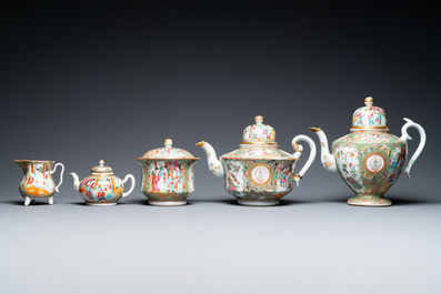 Un service &agrave; th&eacute; de 27 pi&egrave;ces en porcelaine de Chine famille rose de Canton armori&eacute;e aux armes d'Ormiston pour le march&eacute; &eacute;cossais, 19&egrave;me