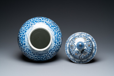 Un vase couvert en porcelaine de Chine en bleu et blanc rehauss&eacute; d'or, Kangxi/Yongzheng
