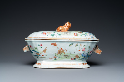 Une terrine couverte sur son support en porcelaine de Chine famille rose, Qianlong