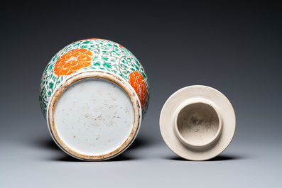 Un vase couvert en porcelaine de Chine famille verte &agrave; d&eacute;cor de lions bouddhistes, Kangxi