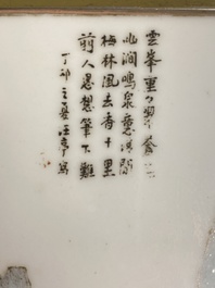 Drie Chinese qianjiang cai plaquettes in een 'Wolfers' verguld zilveren plateau, Republiek