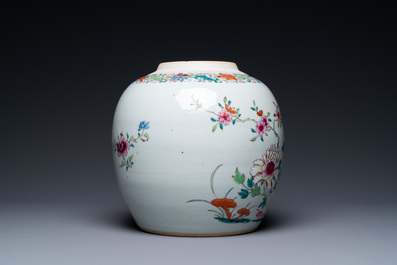 Un pot couvert en porcelaine de Chine famille rose &agrave; d&eacute;cor floral, Qianlong