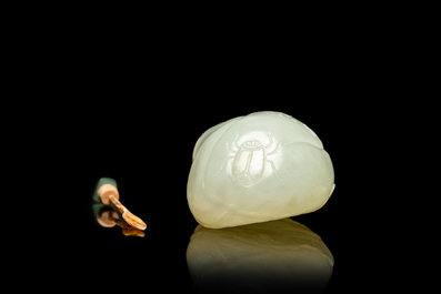 Een Chinese lichte celadon jade snuiffles, 18/19e eeuw