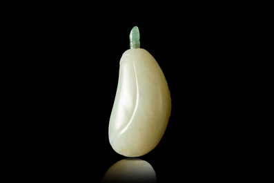 Een Chinese lichte celadon jade snuiffles, 18/19e eeuw