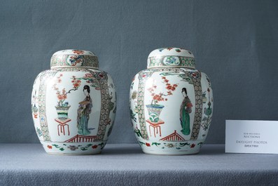 Une paire de pots couverts en porcelaine de Chine famille verte, Kangxi