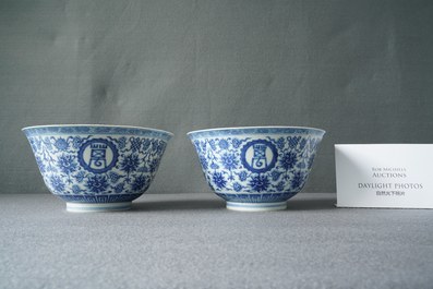 Een paar Chinese blauw-witte 'wan shou wu jiang' kommen, Qianlong merk en periode