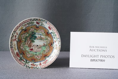 Une soucoupe en porcelaine de Chine famille rose, Yongzheng