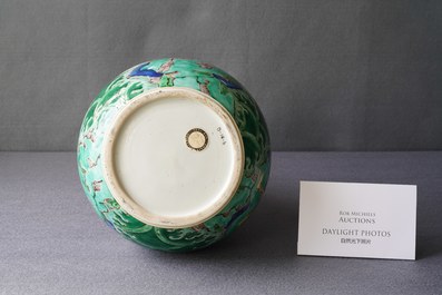 Un grand vase de forme bouteille en porcelaine de Chine famille verte &agrave; d&eacute;cor d'animaux mythiques, Kangxi