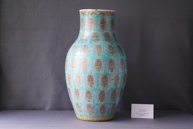 Un vase 'Shou' en porcelaine de Chine famille rose &agrave; fond turquoise &agrave; d&eacute;cor d'immortels, Qianlong