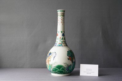 Un grand vase de forme bouteille en porcelaine de Chine famille verte &agrave; d&eacute;cor d'animaux mythiques, Kangxi