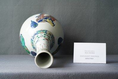 Un grand vase de forme bouteille en porcelaine de Chine famille verte &agrave; d&eacute;cor d'animaux mythiques, Kangxi